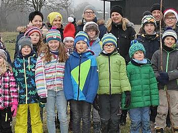 Die jungen Wasserwachtler kurz vor dem Abmarsch zu den Michelauer Kellern zusammen mit ihren Trainern und Jugendleitern vor der Wachstation am Oberwallenstadter Badesee  Foto: Monika Faber