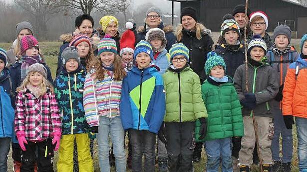 Die jungen Wasserwachtler kurz vor dem Abmarsch zu den Michelauer Kellern zusammen mit ihren Trainern und Jugendleitern vor der Wachstation am Oberwallenstadter Badesee  Foto: Monika Faber
