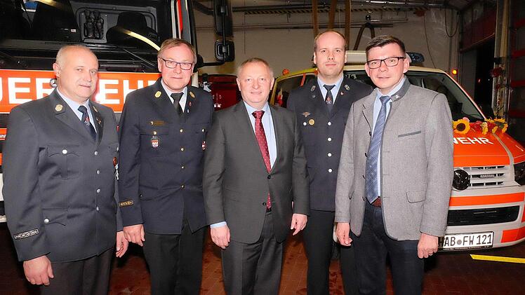 Michael Merz (von links), Benno Metz, Thomas Bold, Michael Ohmert und Armin Warmuth bei der Übergabe der neuen Fahrzeuge. Foto: Gerd Schaar