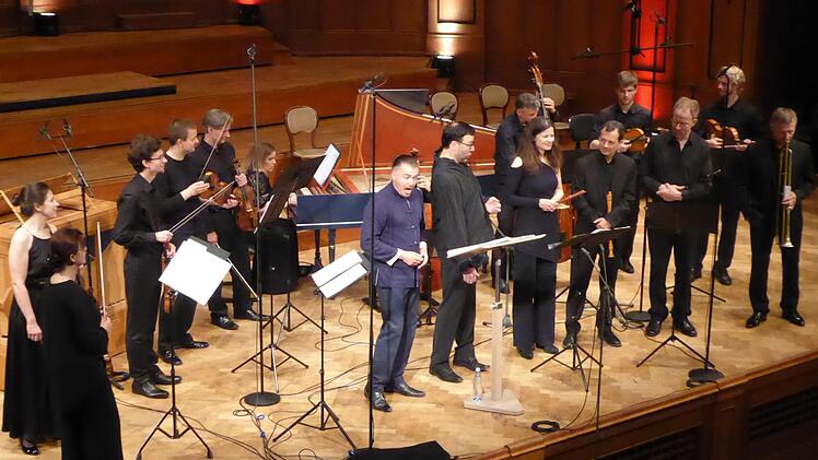 Bei der ersten Zugabe erwartete das Publikum noch eine kleine Überraschung: Konzertmeister Dmitry Sinkovsi (Mitte, links) hatte seine Violine in der Garderobe gelassen und sang mit Andreas Scholl "Sound the Trumpet", ein feuriges Duo für zwei Countertenöre und Orchester von Henry Purcell. Schließlich ist er auch studierter Sänger.  Foto: Gerhild Ahnert