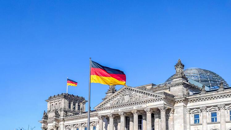 In der Hauptstadt hat es einen Zwischenfall vor dem Reichstag gegeben: Personenschützer bewahrten Kanzlerin Merkel vor einem Übergriff.  Foto: dpa/Archiv