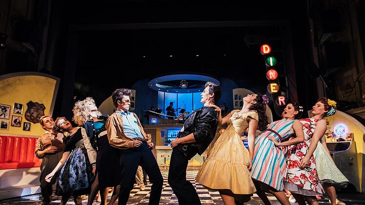 Begeisterten Applaus gab es bei der Wiederaufnahme des Rock'n'Roll-Musicals "A Spider Murphy Story" im Landestheater Coburg.Foto: Sebastian Buff