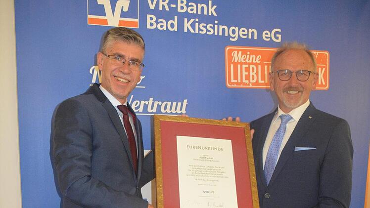 Wolfgang Spiegel, Wirtschaftsprüfer Genossenschaftsverband Bayern, rechts Hubert Schott, AR-Vorsitzender VR-Bank Bad Kissingen eG. Foto: Beatrix Lieb
