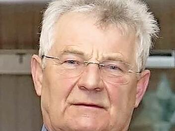 Der geschäftsleitende Beamte, Hans Frieß, ist bei der letzten Lautertaler Gemeinderatssitzung des Jahres in Ruhestand verabschiedet worden, Foto: Andreas Herzog