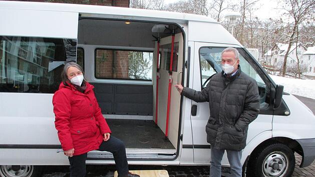 Bürgermeister Frank Rebhan ist froh, dass sich Ines Förster vom Familienzentrum Neustadt um die Fahrten zum Impfzentrum nach Witzmannsberg kümmert und diese organisiert. Foto: Berthold Köhler
