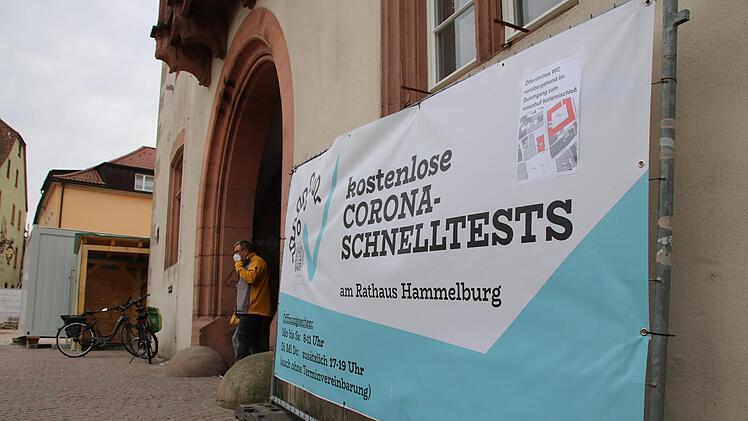 Sechs Tage in der Woche können sich Bürger im Rathaus-Durchgang testen lassen, die Termine sind mit den Zeiten des Testmobils auf dem Wohnmobilstellplatz abgestimmt.