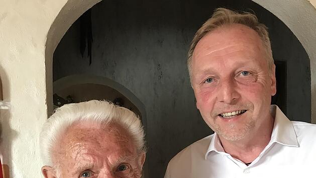 Volker Matysiak (r.) gratuliert Kurt Str&ouml;hlein.