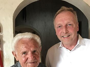 Volker Matysiak (r.) gratuliert Kurt Str&ouml;hlein.