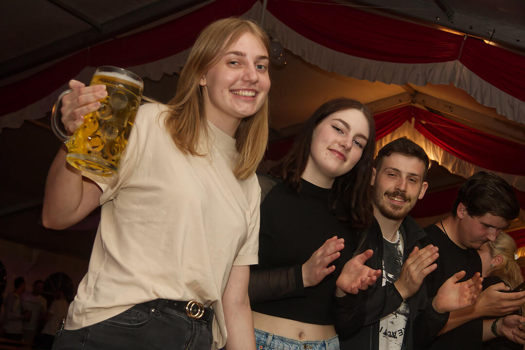 Im Festzelt - Kuhrswiese