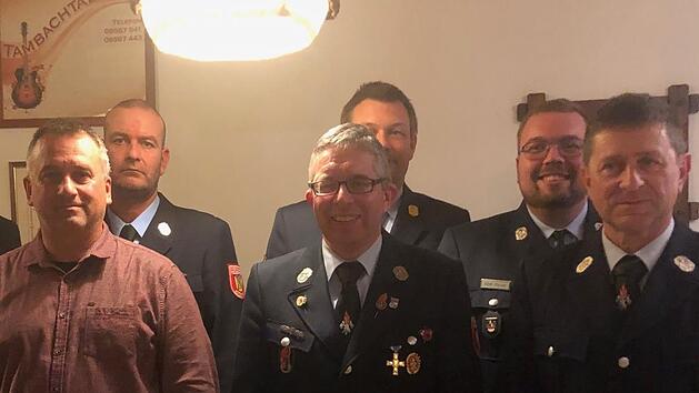 Ehrungen ab 40 Jahren und Ernennung eines Ehrenkommandanten standen auf dem Programm der Jahreshauptversammlung der Feuerwehr Altenhof.