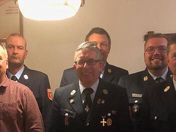 Ehrungen ab 40 Jahren und Ernennung eines Ehrenkommandanten standen auf dem Programm der Jahreshauptversammlung der Feuerwehr Altenhof.