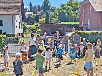 Kindergartenleiterin Lucia Ball mit Praktikanten des Kindergarten Zeitlofs und der Kindergartengruppe.