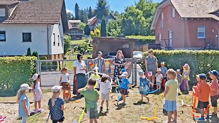 Kindergartenleiterin Lucia Ball mit Praktikanten des Kindergarten Zeitlofs und der Kindergartengruppe.