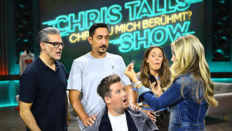 Die Fernsehmoderatorin Andrea Kaiser (rechts) moderiert die Show.