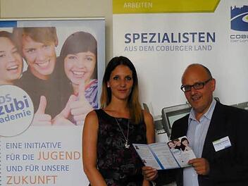Linda Halb, Zukunftscoach am Landratsamt, und Wolfgang Fuhrmann vom Bund der Selbstständigen freuen sich über die Gründung der AzubiAkademie. Foto: privat