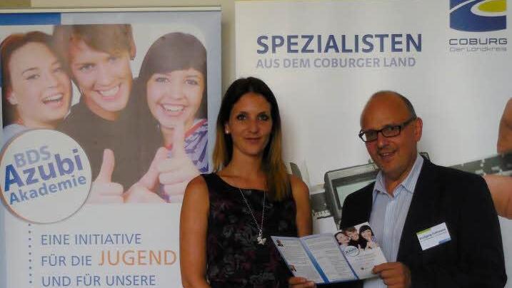 Linda Halb, Zukunftscoach am Landratsamt, und Wolfgang Fuhrmann vom Bund der Selbstständigen freuen sich über die Gründung der AzubiAkademie. Foto: privat