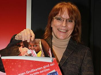 Kartenschreiber helfen Kindern in Not. Ingeborg Düreth von Unicef hofft, dass viele Kulmbacher die Aktion unterstützen. Foto: Dagmar Besand