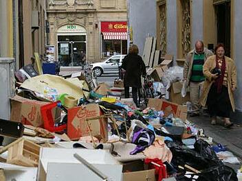 Vermüllte Straße wie die Generalsgasse auf diesem Archivbild dürften nach Einführung des neuen Sperrmüll-Konzeptes der Vergangenheit angehören.