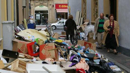 Vermüllte Straße wie die Generalsgasse auf diesem Archivbild dürften nach Einführung des neuen Sperrmüll-Konzeptes der Vergangenheit angehören.
