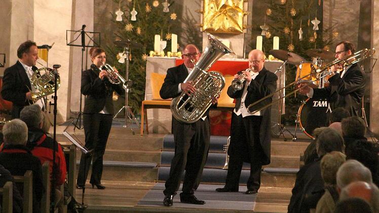 In der Mitte der Lokalmatatdor Manfred Häberlein mit seiner Tuba. Foto: Thomas Dill