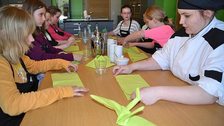 Auch das will gelernt sein: Verena Opitz (re.) zeigt den interessierten Mädchen im MUPÄZ, wie man einen Schwan faltet