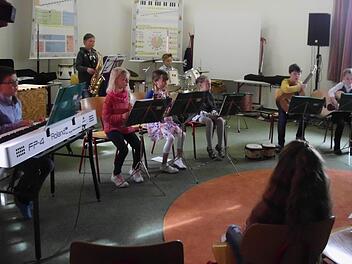 Junge Musiker der Montessorischule Rhön-Saale haben ein Konzert gegeben. Sie gaben dem Publikum gemeinsam und solistisch zum Besten, was sie gelernt haben.  Foto: Montessorischule Rhön-Saale