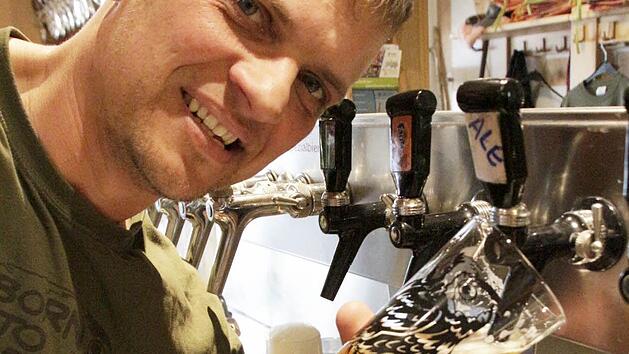 Noch l&auml;uft das Summer-Ale des "Nikl-Br&auml;u" Mike Schmitt nur aus dem Zapfhahn. Foto: Josef Hofbauer