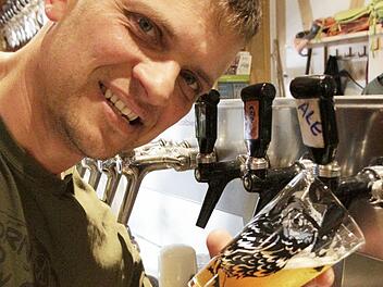 Noch läuft das Summer-Ale des "Nikl-Bräu" Mike Schmitt nur aus dem Zapfhahn. Foto: Josef Hofbauer