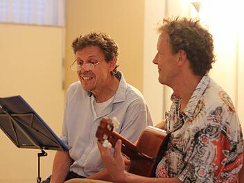 Literatur und Musik boten Hans und Bernhard von der Goltz (rechts) im Haus erLebenskunst. Foto: Angelika Silberbach