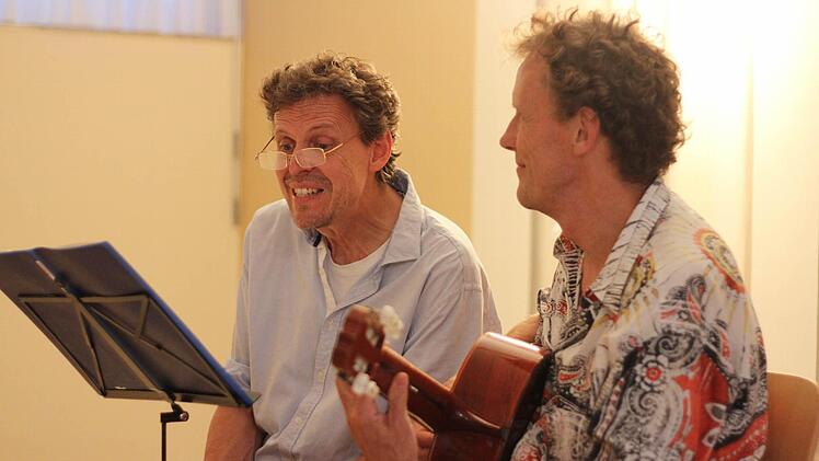 Literatur und Musik boten Hans und Bernhard von der Goltz (rechts) im Haus erLebenskunst. Foto: Angelika Silberbach