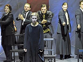 Szene aus den "Nibelungen" von Friedrich Hebbel am E.T.A.-Hoffmann-Theater - heute und morgen wieder zu sehen  Foto: Martin Kaufhold