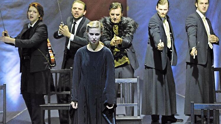 Szene aus den "Nibelungen" von Friedrich Hebbel am E.T.A.-Hoffmann-Theater - heute und morgen wieder zu sehen  Foto: Martin Kaufhold