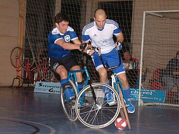 Markus Michel (rechts) vom RVC Steinwiesen zeichnete sich am zweiten Spieltag in Magdeburg als mehrfacher Torschütze aus.  Foto: Archiv/Hans Franz
