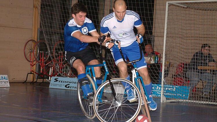 Markus Michel (rechts) vom RVC Steinwiesen zeichnete sich am zweiten Spieltag in Magdeburg als mehrfacher Torschütze aus.  Foto: Archiv/Hans Franz