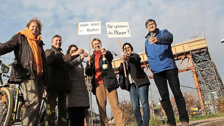 Mit einem Glas Sekt wurde gestern die erste Brücken-Feier eröffnet. Ab sofort wollen die Protestierenden jeden Freitag vor der Brücke feiern - bis sie offen ist. Initiiert wurde die Aktion von Emmerich Huber (3.v.r.) und Steffen Müller-Eichtmayer (rechts). Foto: Ekkehard Roepert