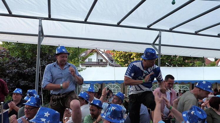 Für mächtige Stimmung im GramppHof sogten auch die Altligafußballer von der SpVgg Seligenstadt. Foto: Werner Reißaus