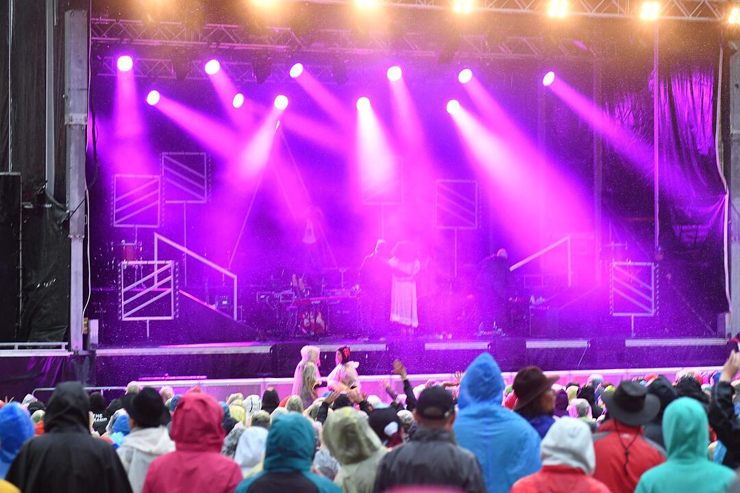 Schloss Eyrichshof: Anastacia trotzt dem fränkischen Dauerregen