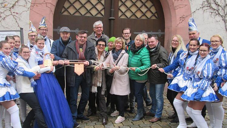 Die Rathausverteidiger sind in Stricke gelegt, Hammelburgs Bürgermeister Armin Warmuth und der Stadtrat wurden von der Narrenschar entmachtet.     Winfried Ehling