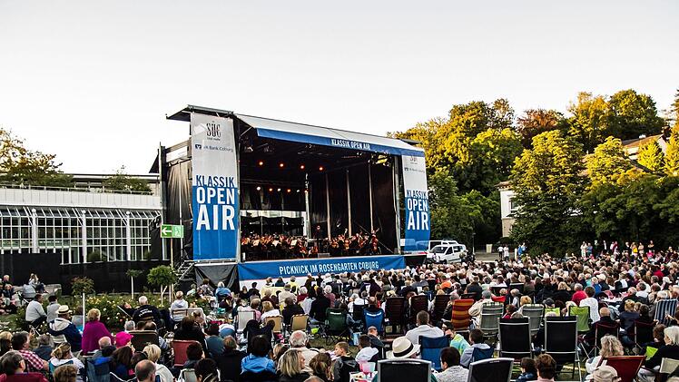 Tausende von Zuhörern bejubelten das Philharmonische Orchester des Landestheaters Coburg unter Leitung von Roland Kluttig  beim Klassik-Open-Air im Rosengarten.Foto: Jochen Berger