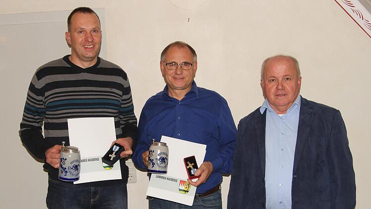 Für ihren langjährigen  Dienst in der Feuerwehr erhielten Heiko Wissendheit und Robert Muckelbauer von Bürgermeister Karl-Heinz Kandler (von links) das staatliche Ehrenabzeichen.