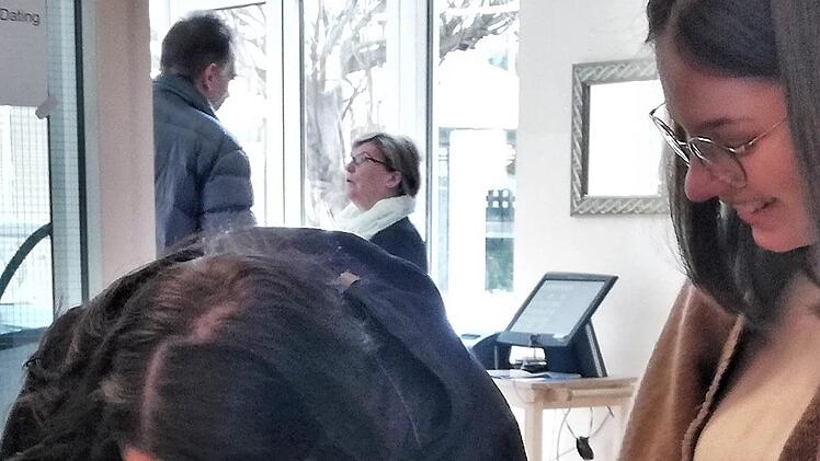 Nicht unbedingt für den Beruf des Bäckers, eher für Berufschancen im sozialen Bereich interessierten sich Marina Maier (19, links) aus Bad Neustadt und Mara Markard (19) aus Premich