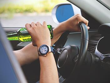 Eine Frau kam alkoholisiert von der Fahrbahn ab. Nach dem Unfall fuhr sie zu einem Dorffest und trank weiter. Symbolfoto: pixabay