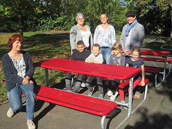 Über eine neue Sitzgarnitur in der Johannes-Petri-Schule freuen sich (hinten, von links) Christine Neeb-Wittmann, Stefanie Schneider und Karlheinz Kickuth sowie Schulleiterin Brigitte Dehe (vorne links) und die Schüler.  Foto: Winfried Ehling