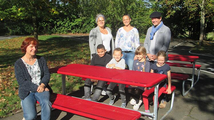 Über eine neue Sitzgarnitur in der Johannes-Petri-Schule freuen sich (hinten, von links) Christine Neeb-Wittmann, Stefanie Schneider und Karlheinz Kickuth sowie Schulleiterin Brigitte Dehe (vorne links) und die Schüler.  Foto: Winfried Ehling