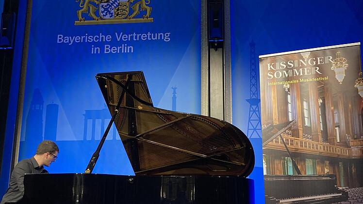 Giorgi Gigashvili, Gewinner des KlavierOlymp, warb für das Festival.