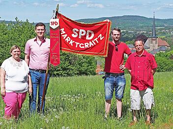 Stolz zeigen (von links) Bettina John, Stefan Stumpf, Thomas Schiller und Alexander Orleth die SPD-Fahne.