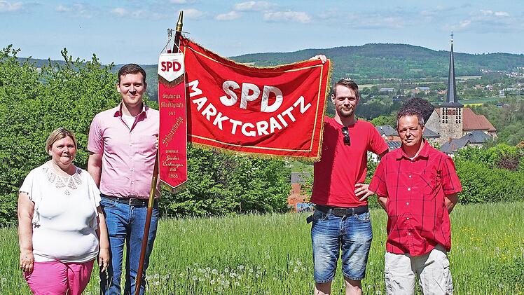 Stolz zeigen (von links) Bettina John, Stefan Stumpf, Thomas Schiller und Alexander Orleth die SPD-Fahne.