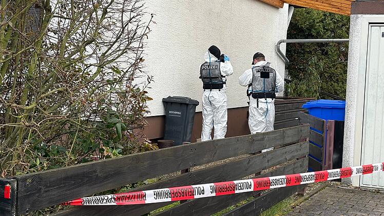 Brutaler Überfall auf 90-Jährigen: Täter dringt ins Haus ein – Polizei sucht nach Hinweisen und Spuren