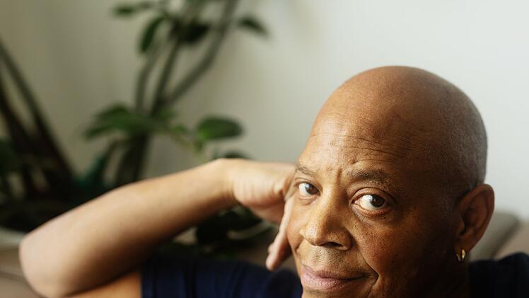 Lange konnte man sich den Entertainer kaum als nachdenklichen Menschen vorstellen. Doch Ricky Harris kann auch "ruhig".