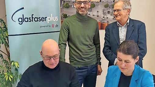 Vorne, v.l.: Andreas Zapf (Regionalmanager Telekom), 1. B&uuml;rgermeisterin Frau Christiane Meyer. Hinten, v.l.: Gesch&auml;ftsleiter der VG und Breitbandpate Andreas Kirchner, Roland Werb von der Breitbandberatungsfirma Corwese.